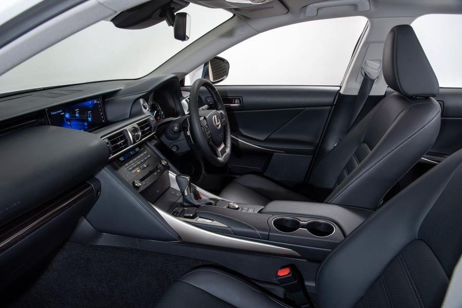 Интерьер Lexus IS300h (XE30) 2018 года  (ZA) (фото 2 из 16)